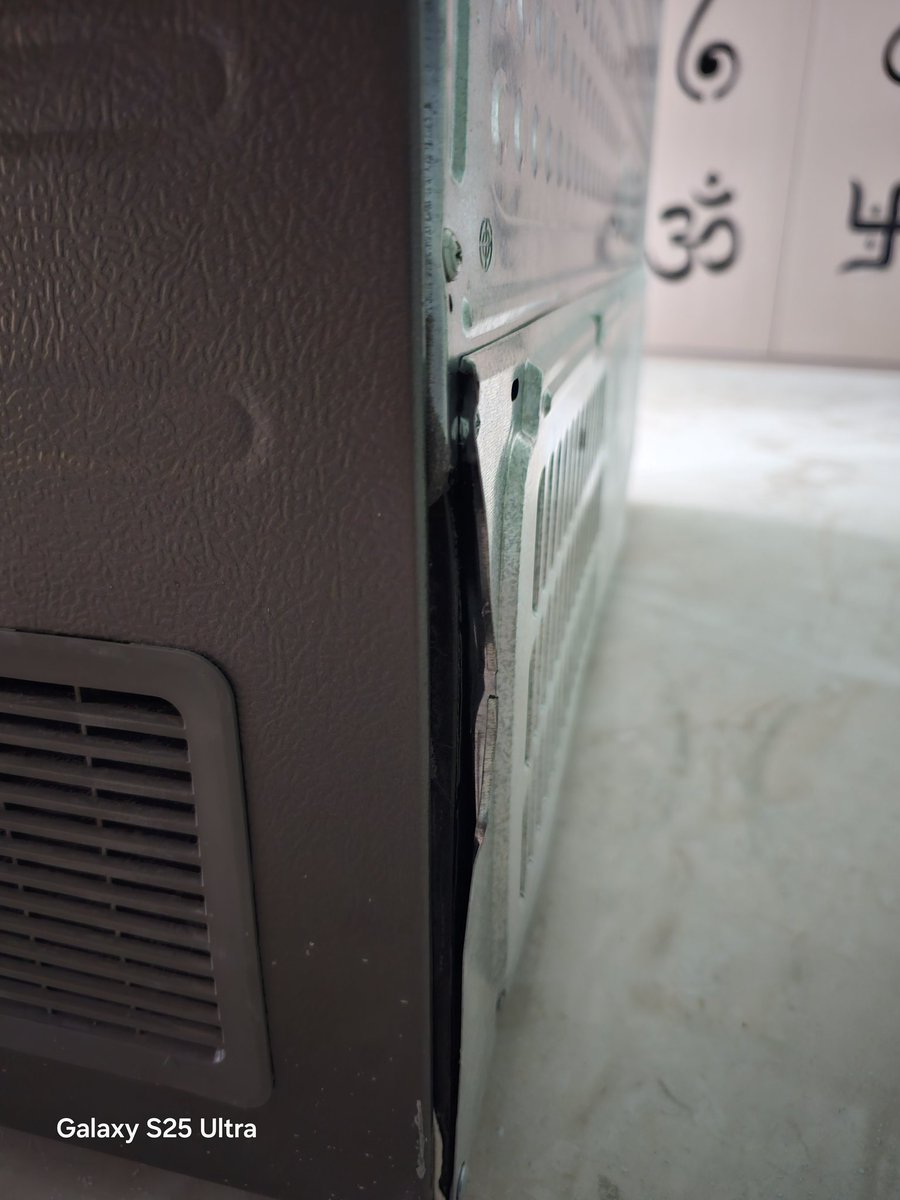 ImJC85's tweet photo. @SamsungIndia  Order ID: 33531405175
You delivered a damaged product after paying  a hefty amount for a refrigerator. Now your teams want me to pay 3500 for a reverse pick up and for handling the replacement . Is this the level of service you offer as a premium brand. Pls connect https://t.co/cvaGWmaE5t