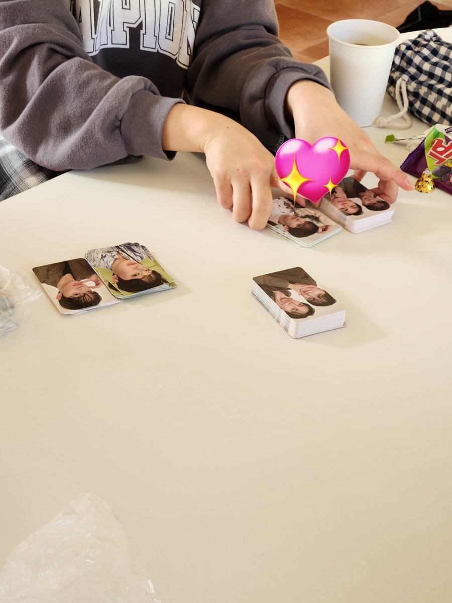 이 뷰를 나두고 아침8시부터 포카정리 맞냐고,,