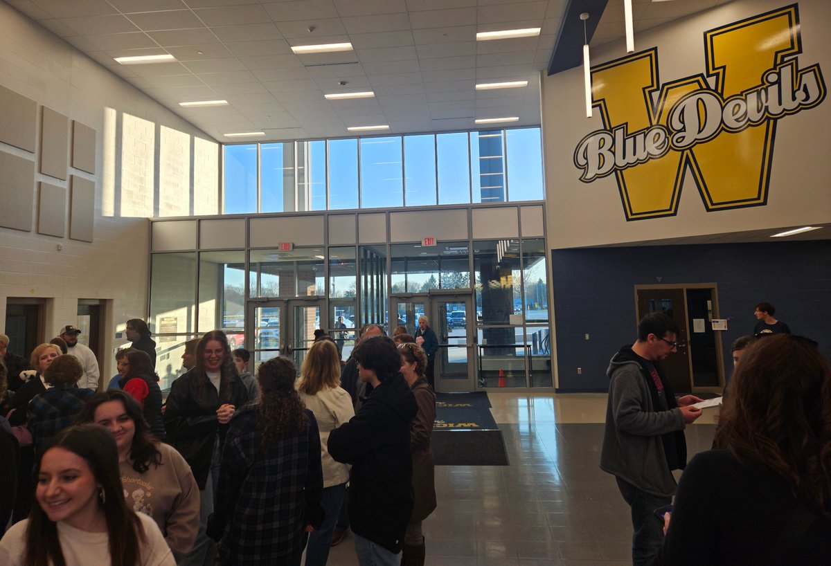 igo2alotofHSFB's tweet image. @WickliffeHS last show looks like a sold out crowd 
❤️ Blue Devil 
#devilup