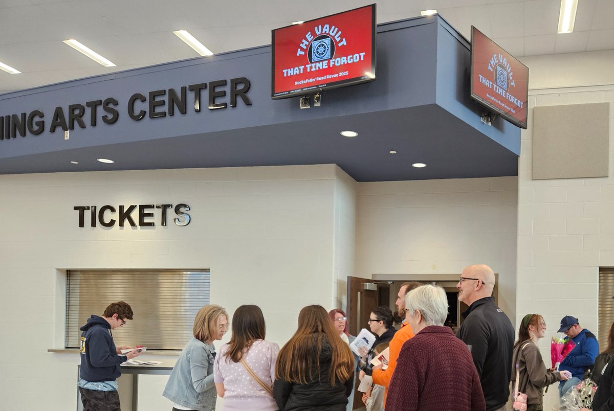 igo2alotofHSFB's tweet image. @WickliffeHS last show looks like a sold out crowd 
❤️ Blue Devil 
#devilup