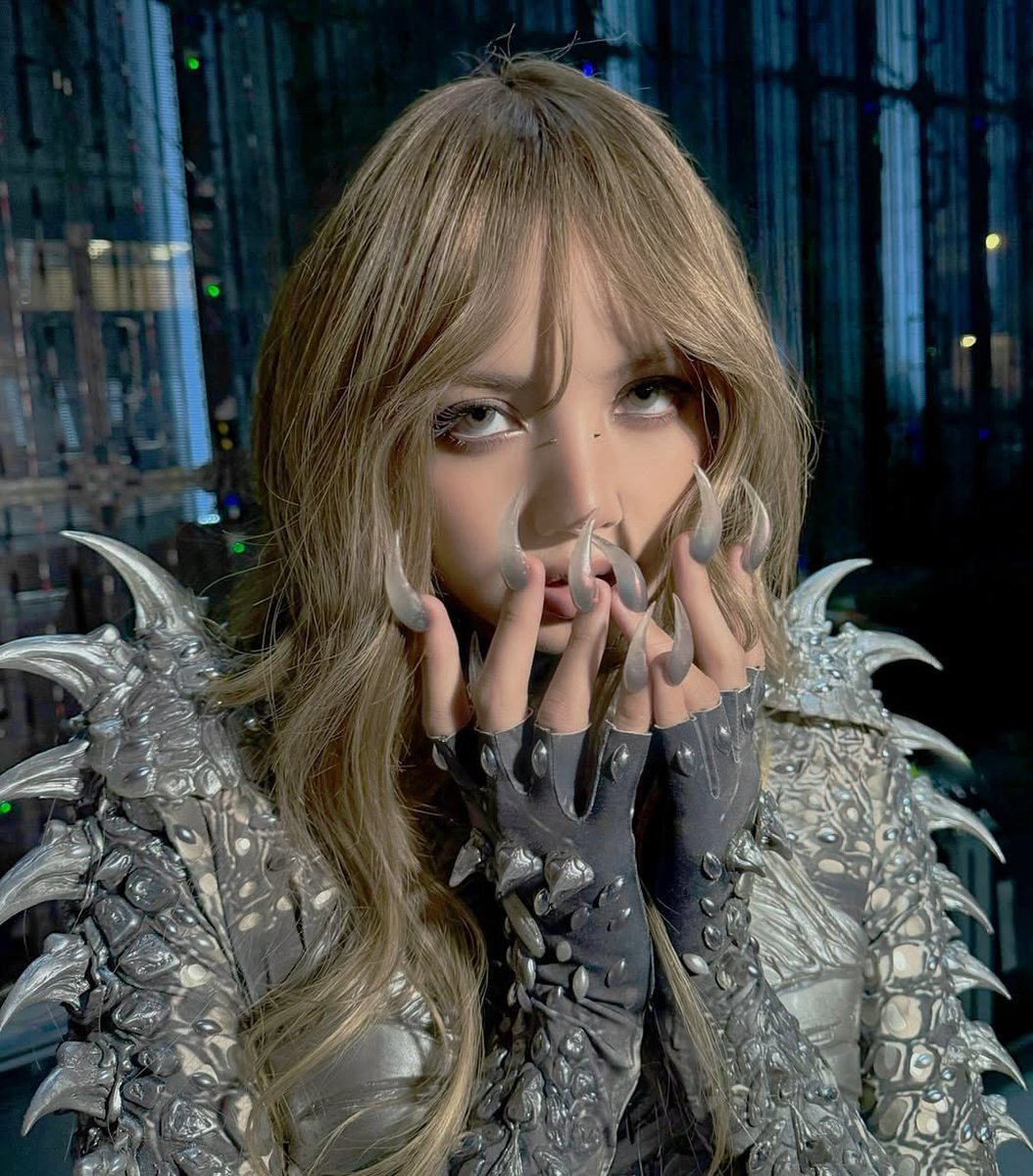 lalisahourIy's tweet photo. she’s so villain coded, like cast her NOW
#LISACHELLA https://t.co/EIsqcmb5Ox