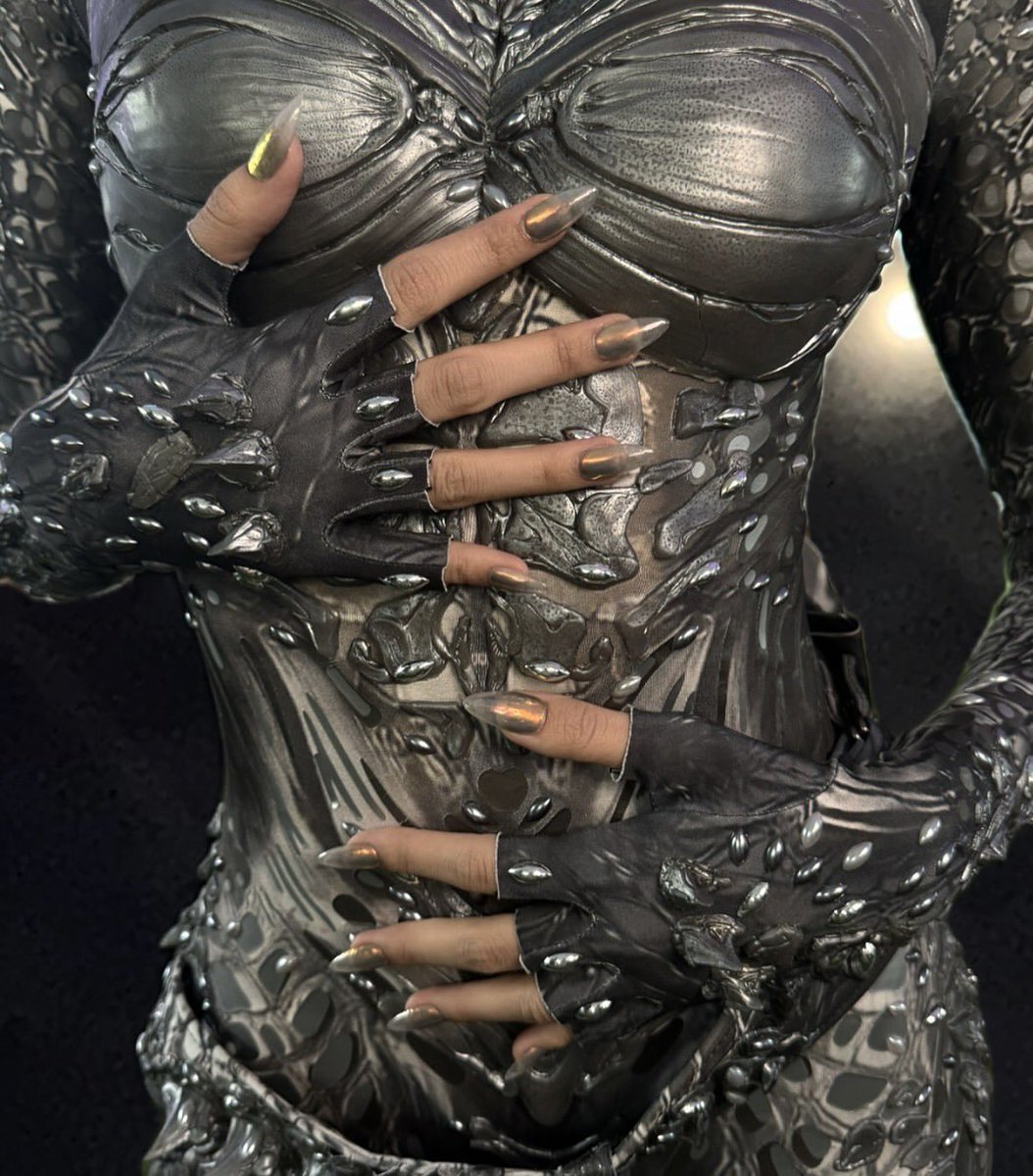 lalisahourIy's tweet photo. she’s so villain coded, like cast her NOW
#LISACHELLA https://t.co/EIsqcmb5Ox