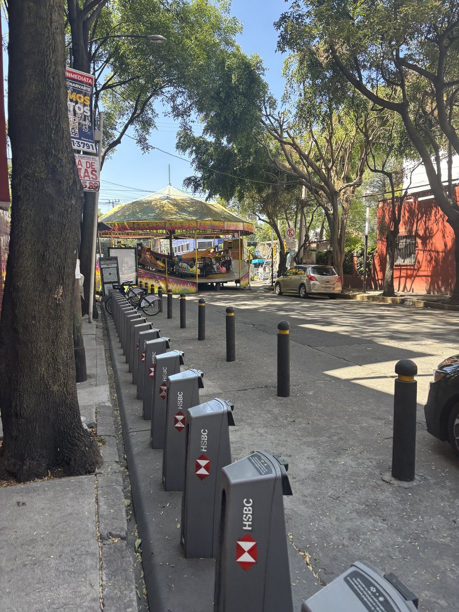 Zapuan's tweet photo. @OVIALCDMX hay una feria bloqueando Obrero Mundial y calles perpendiculares. Causando un caos vial y a los vecinos nos dejan encerrados. Que podemos hacer ? https://t.co/rCTCgyFCvC