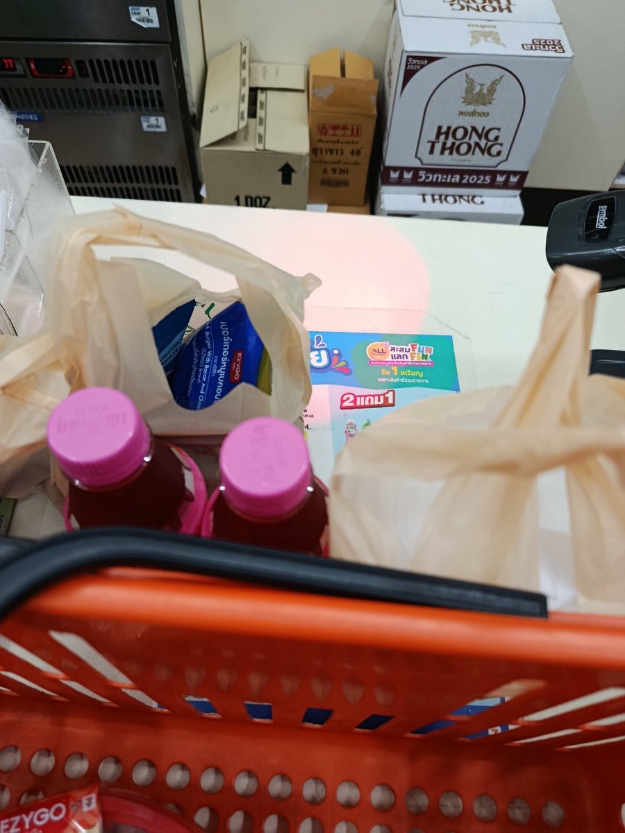 mmark_714's tweet photo. ยืนรอ 1 พนง.หาของไม่เจอ
#711THxBUS https://t.co/yGd5y83Vpq