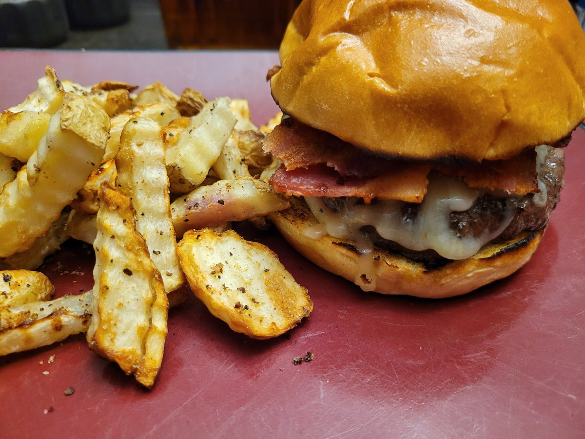 _TheBBQBarn's tweet photo. Beat way to end the day, Bacon Cheese-Bison Burger https://t.co/82i13HueKD