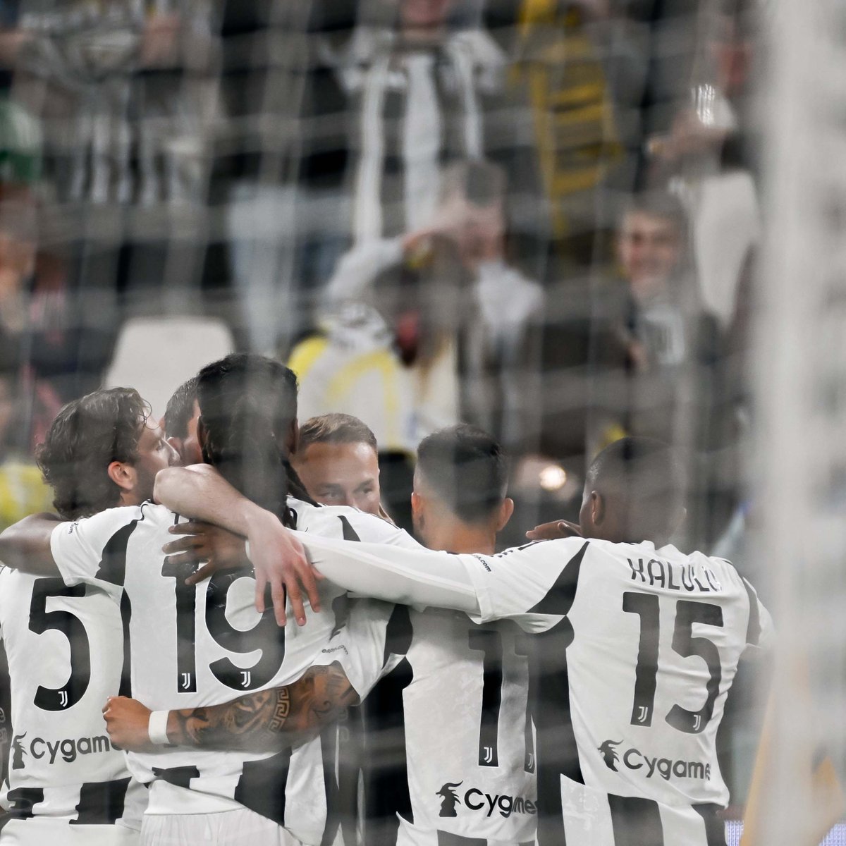 juventusfces's tweet photo. 𝑭𝒊𝒏𝒐 𝑨𝒍𝒍𝒂 𝑭𝒊𝒏𝒆 🤍🖤 https://t.co/gMcAA8vC9t
