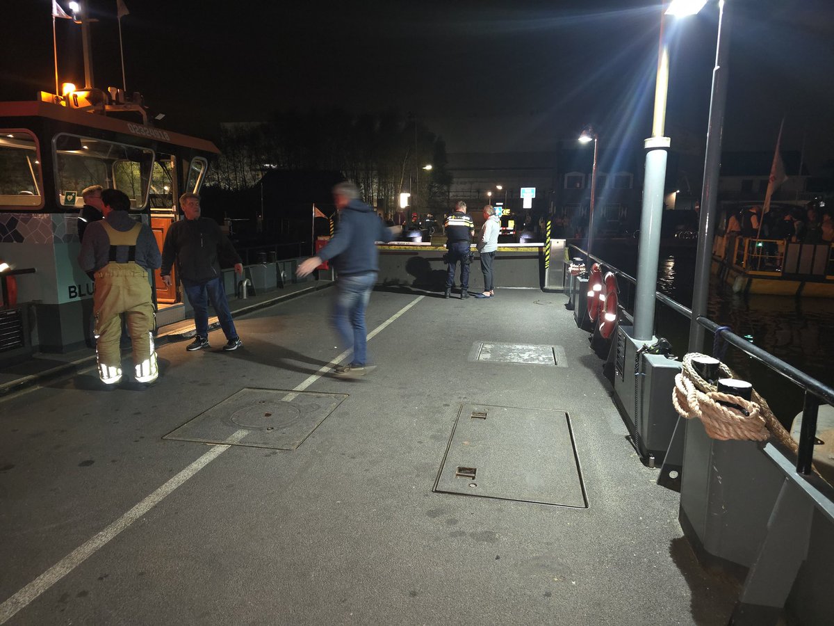 Auto valt van pont tussen Kaag eiland en Buitenkaag