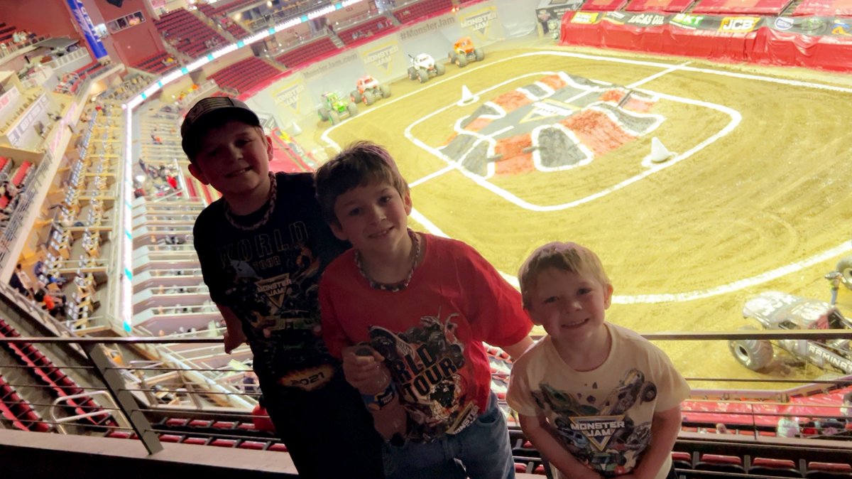 Alomomma2's tweet photo. @MonsterJam #MonsterJam #DesMoines #WellsFargoArena https://t.co/nBwZPE4zrY