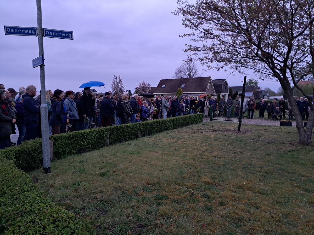 Grote opkomst bij de dodenherdenking bij de #Clementbrug in Heerde.