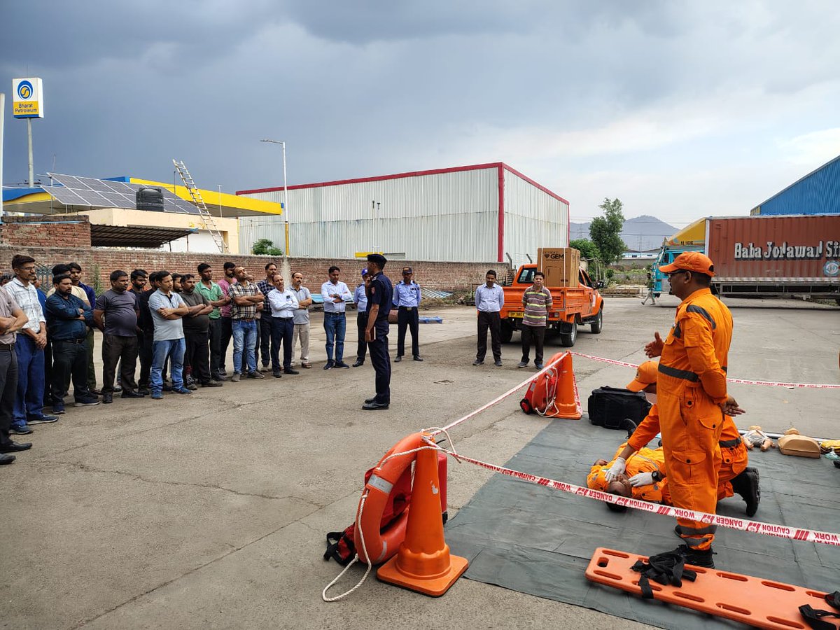 14NDRF's tweet photo. 14 Bn NDRF conducted a community Awareness program (CAP) at Empire home appliances, District- Solan (H.P) On 12 April 2025,
Beneficiaries- Male- 40 Female- 25, Total- 65 #14NDRF #DDMASOLAN https://t.co/aVfORdHKKX