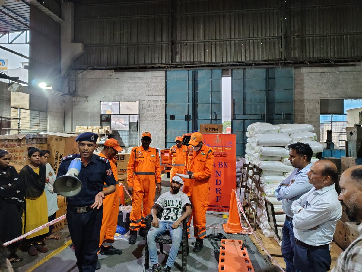 14NDRF's tweet photo. 14 Bn NDRF conducted a community Awareness program (CAP) at Empire home appliances, District- Solan (H.P) On 12 April 2025,
Beneficiaries- Male- 40 Female- 25, Total- 65 #14NDRF #DDMASOLAN https://t.co/aVfORdHKKX
