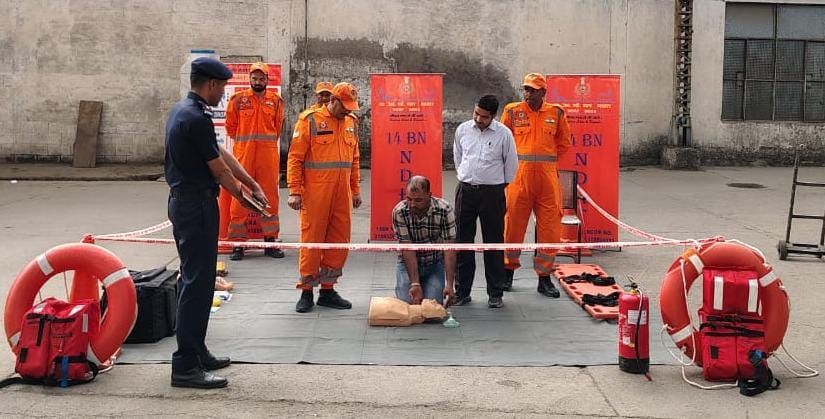 14NDRF's tweet photo. 14 Bn NDRF conducted a community Awareness program (CAP) at Empire home appliances, District- Solan (H.P) On 12 April 2025,
Beneficiaries- Male- 40 Female- 25, Total- 65 #14NDRF #DDMASOLAN https://t.co/aVfORdHKKX