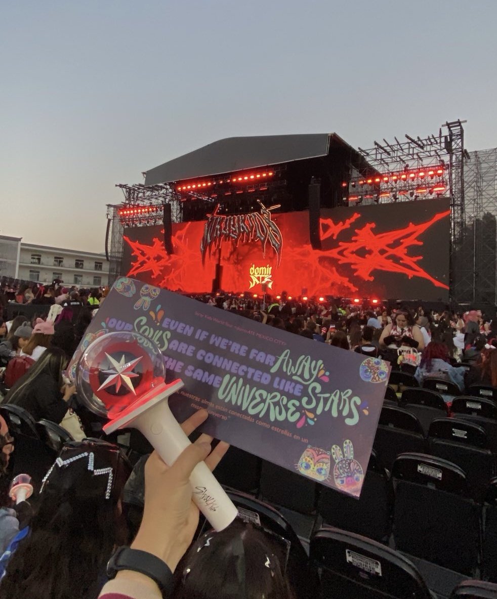 dylondra's tweet image. Hilo de los mejores momentos del primer en concierto en México  🇲🇽ᰔᩚ˖ ࣪⊹

STRAY KIDS DOMINATE MEXICO 
#dominATE_Mexicod1
#MexicoVibraConSKZ

A thread 🧵