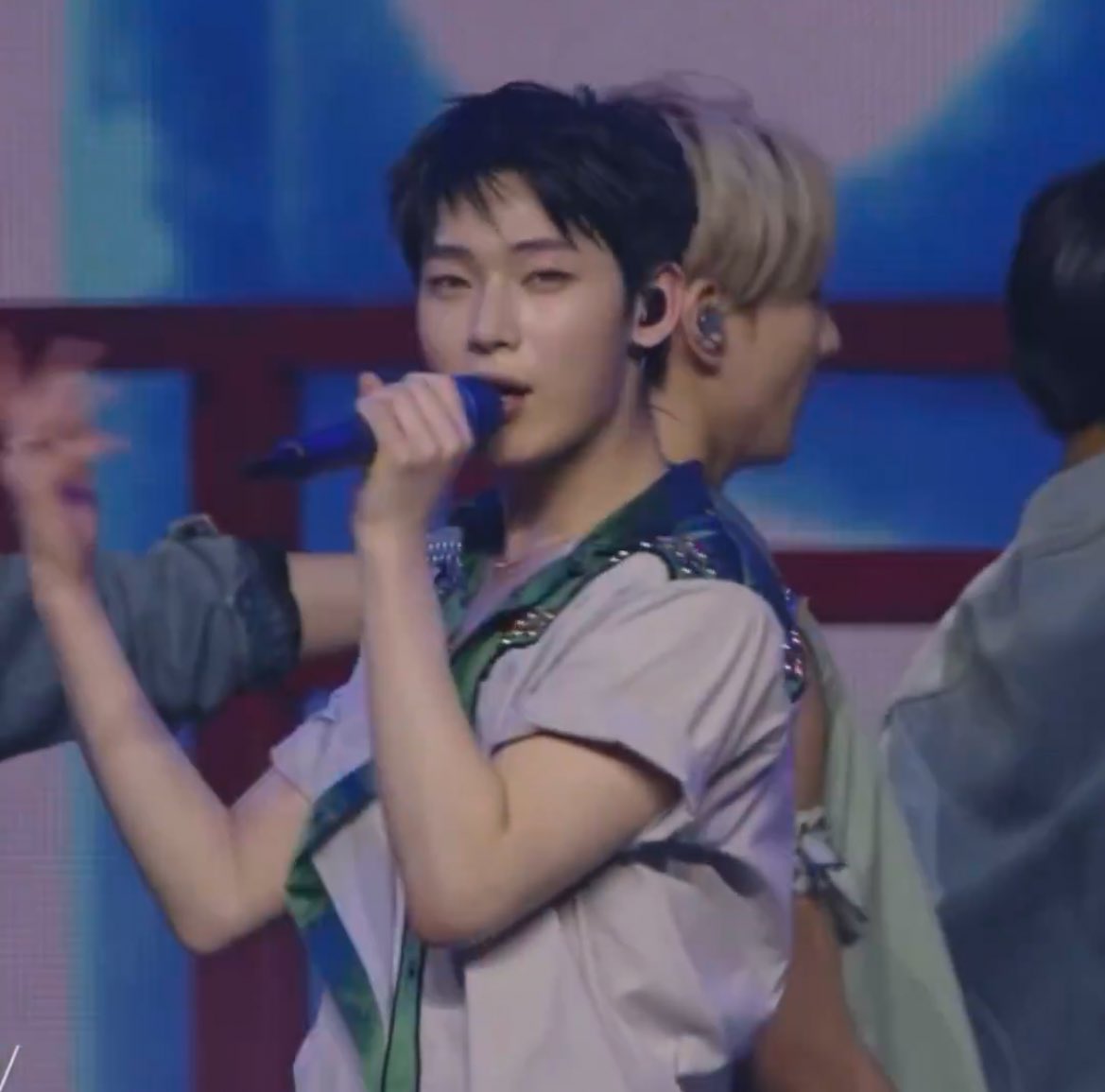 sunoobapau's tweet photo. from the purple mic to the blue mic guy I’m so proud of you sunoo 🥹💙

#ENCHELLA #COACHELLA2025 #SUNOI https://t.co/bned4DuTEP