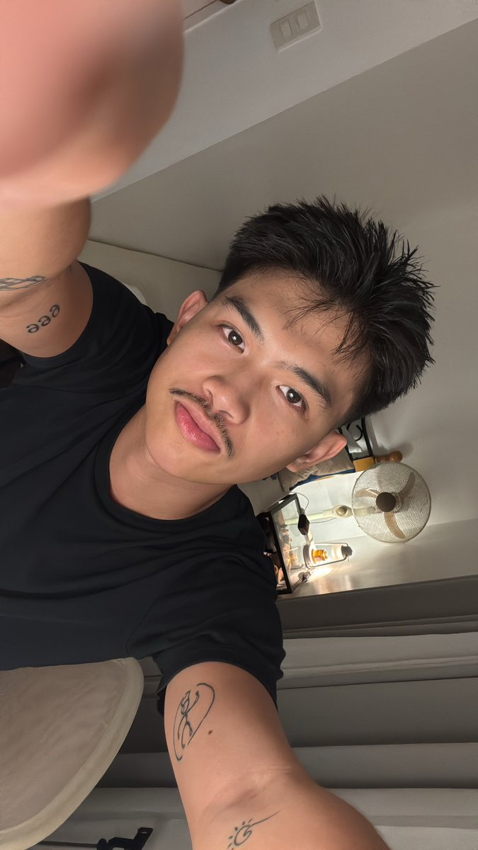 davidjohnyatco's tweet photo. My barber saving me from emotional breakdowns 😌 https://t.co/vF7nRHoP1u