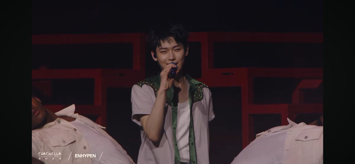 en_tashii's tweet photo. ALSO I NOTICED KIM SUNOO IS ALWAYS SMILING THROUGHOUT THE PERFORMANCE 😭😭 HES LITERALLY SUNSHINE 

VAMPIRES IN THE DESERT
#ENCHELLA #ENHYPEN #COACHELLA2025 https://t.co/CpOnpn7V6I