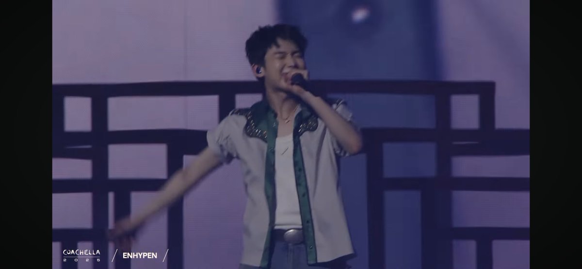 en_tashii's tweet photo. ALSO I NOTICED KIM SUNOO IS ALWAYS SMILING THROUGHOUT THE PERFORMANCE 😭😭 HES LITERALLY SUNSHINE 

VAMPIRES IN THE DESERT
#ENCHELLA #ENHYPEN #COACHELLA2025 https://t.co/CpOnpn7V6I