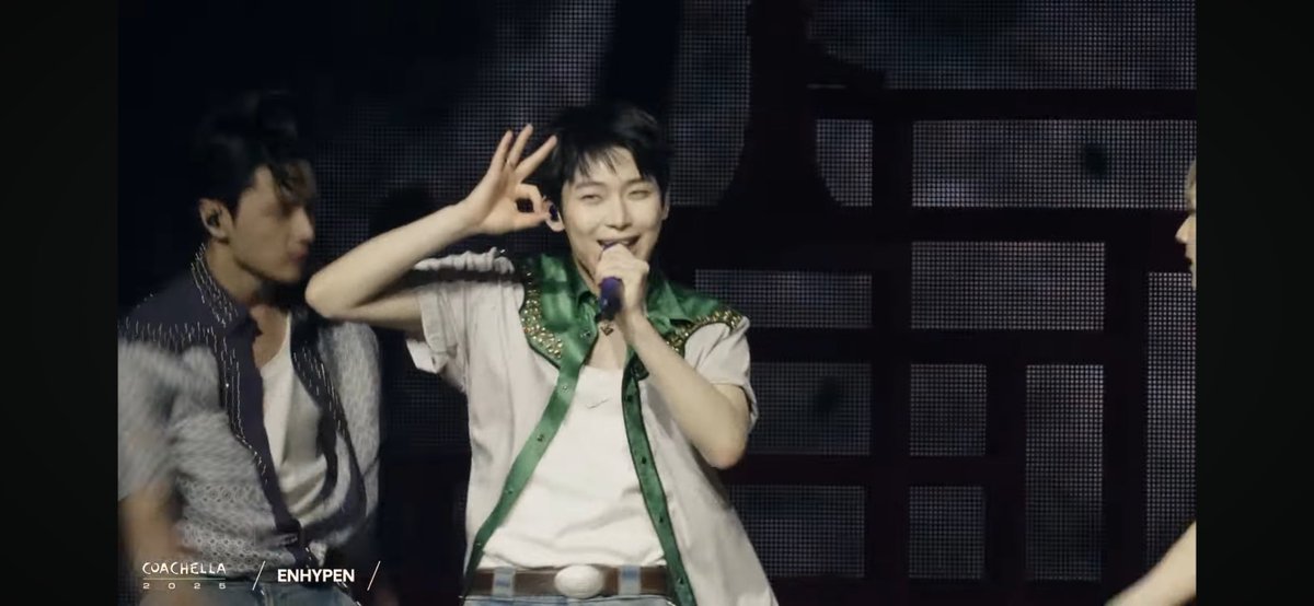 en_tashii's tweet photo. ALSO I NOTICED KIM SUNOO IS ALWAYS SMILING THROUGHOUT THE PERFORMANCE 😭😭 HES LITERALLY SUNSHINE 

VAMPIRES IN THE DESERT
#ENCHELLA #ENHYPEN #COACHELLA2025 https://t.co/CpOnpn7V6I