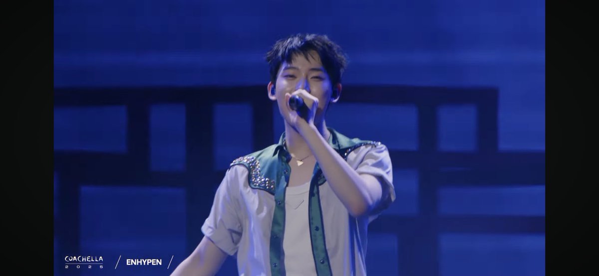 en_tashii's tweet photo. ALSO I NOTICED KIM SUNOO IS ALWAYS SMILING THROUGHOUT THE PERFORMANCE 😭😭 HES LITERALLY SUNSHINE 

VAMPIRES IN THE DESERT
#ENCHELLA #ENHYPEN #COACHELLA2025 https://t.co/CpOnpn7V6I