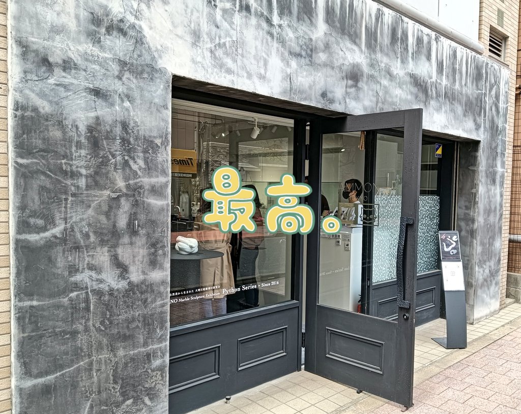 AQUA_SiON's tweet photo. 今月末まで会期のある佐野藍( @Ai_shirokoumori )さんの個展「Python Series」の作品達をご紹介〜🐍✨
以下、ツリーに貼っていきますよ〜!🐍🐍🐍✨
🐍飼いさん(特にボール🐍)にもオススメです〜♪☺✨
神保町駅A5出口にある大看板も外せませんね!😁
#佐野藍
#PythonSeries
#AMMONTOKYO https://t.co/R1Hjpmxmni