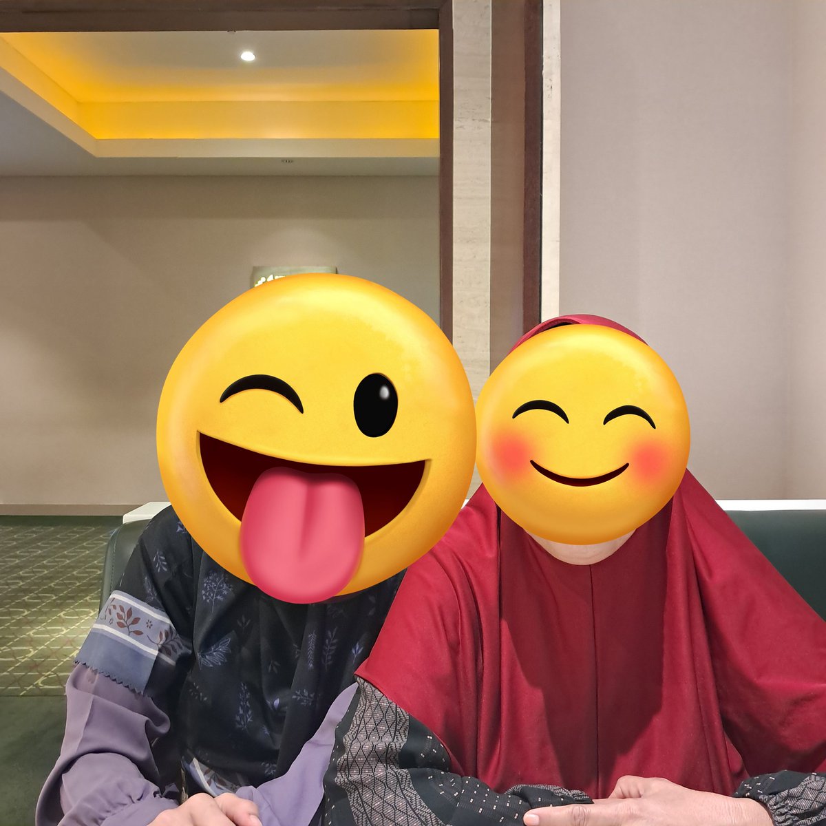 ftryoo's tweet photo. @tanyakanrl Sama🤚 aku seneng banget mamahku sekarang mau diajak kemana mana. Ini abis nonton bioskop https://t.co/SugU1jm2Zb