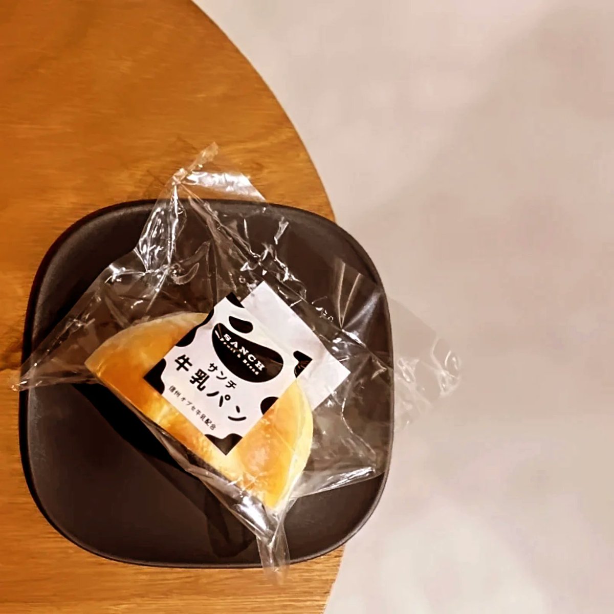 enishi_coffee's tweet image. 長野県といえば…牛乳パン🐮！当店では、  #SANCHさん の牛乳パンをお取り扱いしています。
たっぷりのミルククリームで贅沢です😊⁡コーヒーのお供にいかがでしょう。
⁡#門前えにし珈琲
#長野市
#善光寺
#zenkoji
#ブックカフェ
#街の本屋さん
#西澤書店
#長野西澤書店
#牛乳パン
#サンチ
#SANCH
