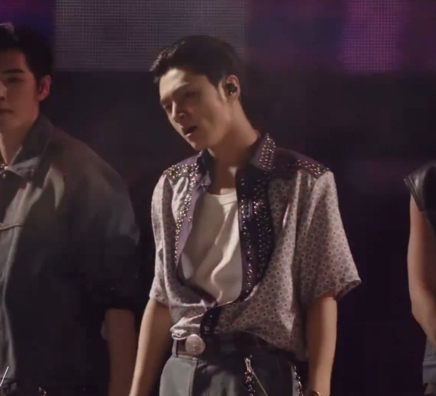 AboutMusicYT's tweet photo. Jay of ENHYPEN creates a new level of handsomeness at Coachella. https://t.co/wKem23LlM4