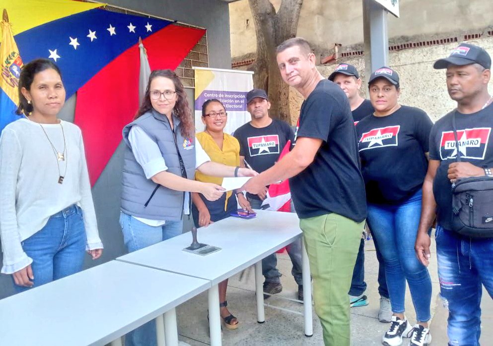 #TupamaroEjemploDeLucha 🔴⚫

📸|| La militancia del estado <a href="/Sucre_MRT/">Sucre_MRT</a> dice  presente en la inscripción de los candidatos y candidatas del Gran Polo Patriótico Simón Bolivar a la asamblea nacional, legisladores y a la gobernación del estado Sucre.

📌 Resaltamos que la unidad no