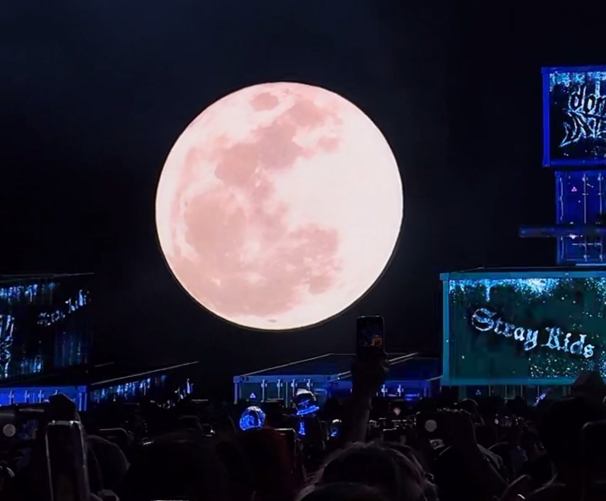byhyunpics's tweet photo. "stay, cuando la estén pasando mal vean la luna, no se preocupen ya que nosotros también la estaremos viendo" ❤️‍🩹 https://t.co/dn7JNVDEi7