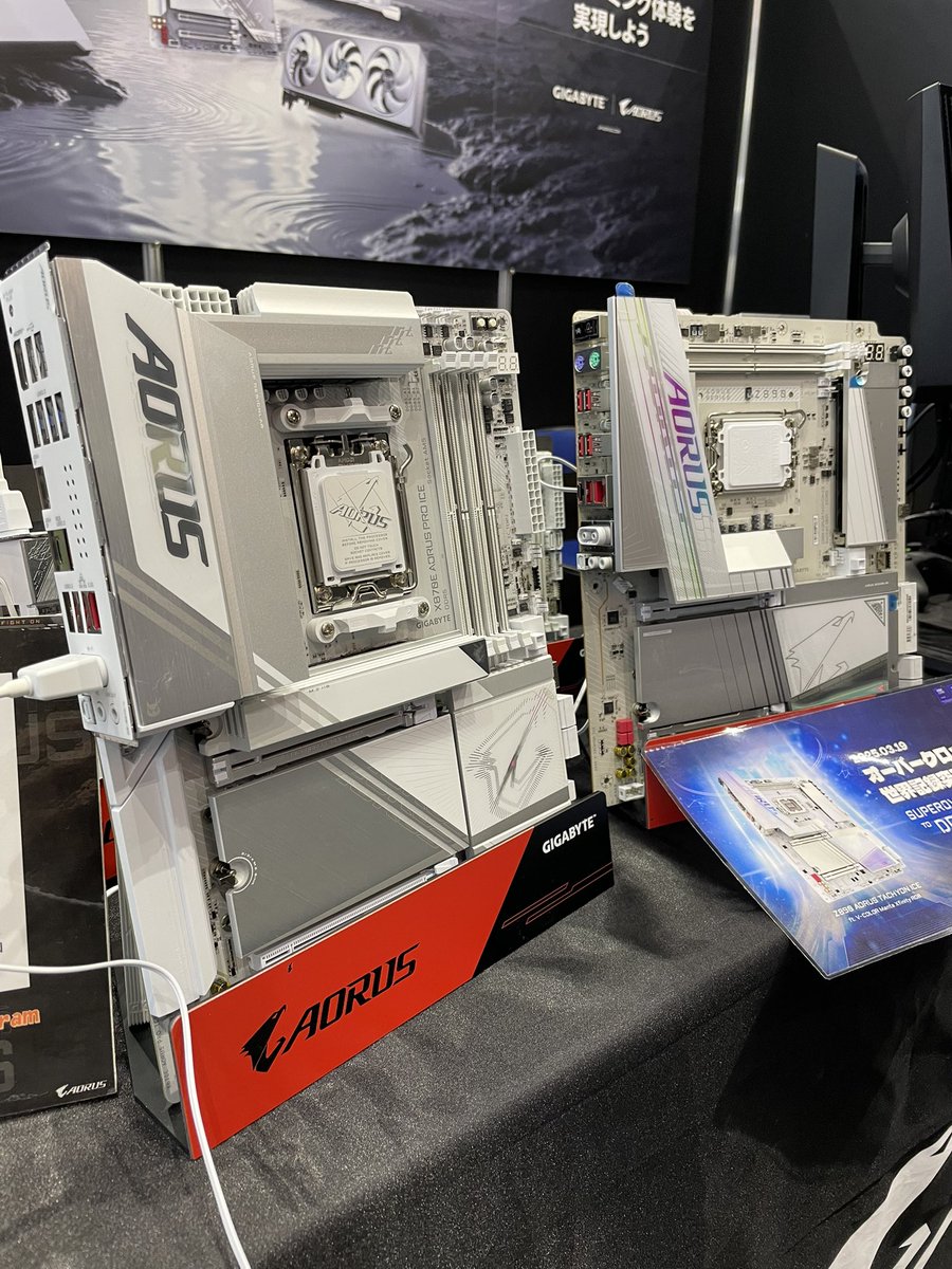 AORUS_JP's tweet photo. GIGABYTEの白いマザーボードも展示中！
DDR5オーバークロック世界ランキング1位、HICOOKIEさんの動画もブースで流れています！
ぜひ見に来てください！
(R)
#ASKFES2025 #HWBOT #オーバークロック https://t.co/yBzZ94OPST