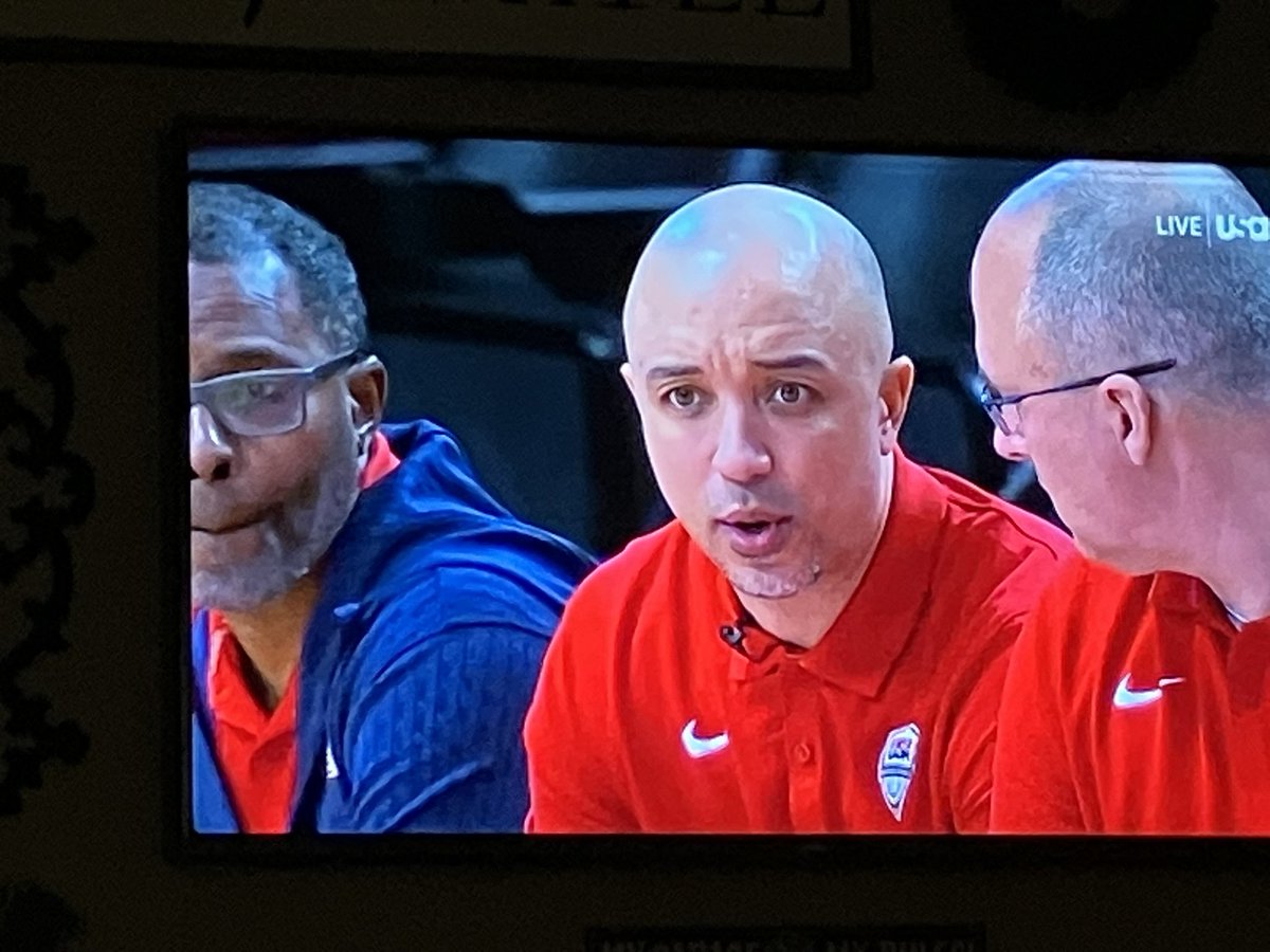 BrostSarah's tweet photo. So fun watching @brookhoops coach in the #HoopSummit 🤩🇺🇸🏀 https://t.co/DfU5zRECao