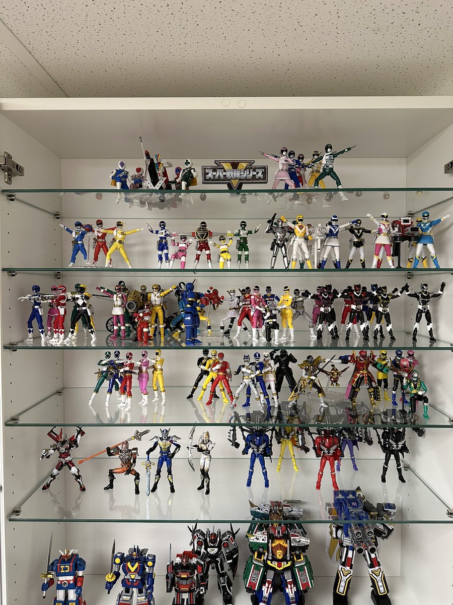 At this rate SHODO SUPER is poised to be the most complete consistent figure line for Sentai. 13 teams and counting (including Kyoryuger, not pictured), plus Neziranger and some other villains)