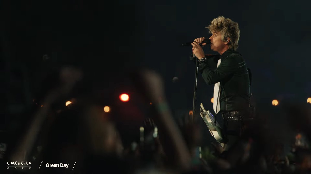 itsbleekerxox's tweet photo. "who had an anxiety attack today? raise your hand if you're on mental health medication!!!" he says raising his hand.

y'all can never make me hate billie joe armstrong #Coachella #GreenDay https://t.co/VUnjalLHYl