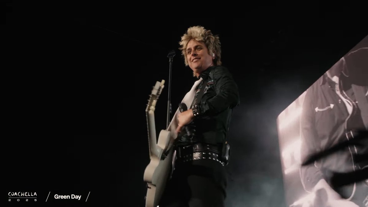 itsbleekerxox's tweet photo. "who had an anxiety attack today? raise your hand if you're on mental health medication!!!" he says raising his hand.

y'all can never make me hate billie joe armstrong #Coachella #GreenDay https://t.co/VUnjalLHYl