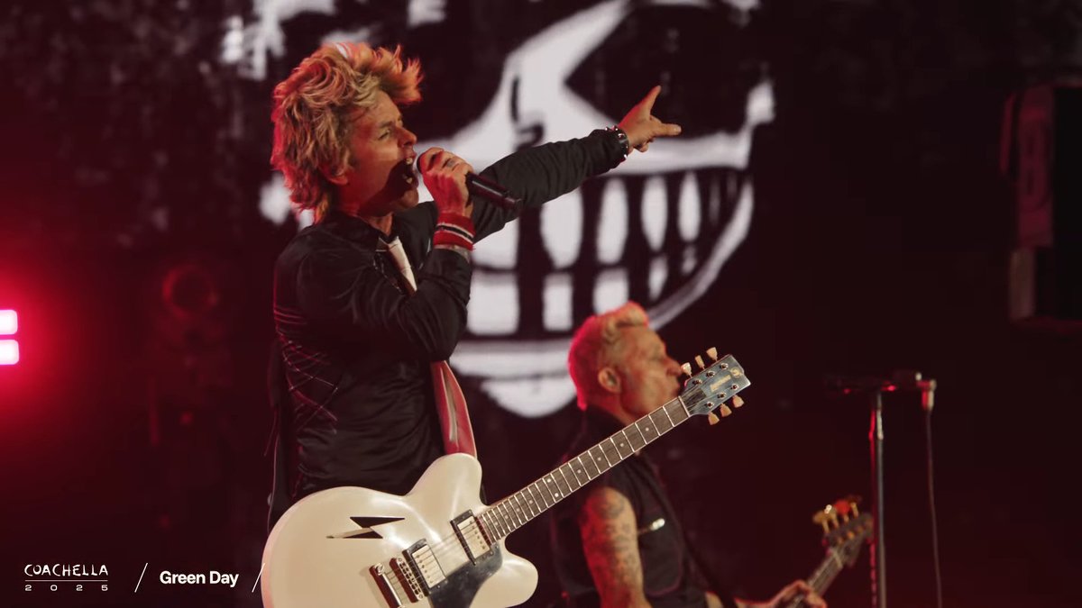 itsbleekerxox's tweet photo. "who had an anxiety attack today? raise your hand if you're on mental health medication!!!" he says raising his hand.

y'all can never make me hate billie joe armstrong #Coachella #GreenDay https://t.co/VUnjalLHYl