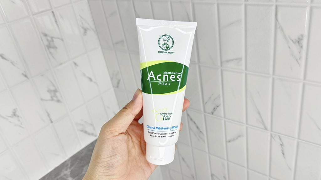 พี่แม้กน้องณฐบอกว่าเริ่ด เราก็จัดสิคะ เรามีโฟมล้างหน้าเวชสำอางของ Mentholatum Acnes Clear & Whitening Wash สูตรนี้ไว้ทั้งที่บ้าน ที่หอ คือชอบมากกก ขอเรียกว่าเป็นโฟมลดสิว ลดรอย ลดการอักเสบเลย น้องที่ทำงานก็ใช้นะ ใช้ดีมาก ช่วยลดการเกิดสิว ผิวสะอาด หลังล้างแล้วผิวไม่แห้งตึง เนื้อโฟมนุ่มมม ไม่มีสารสบู่น้าา อ่อนโยนมาก ต้องมีจริงๆ ราคาดีด้วย 
#ใช้ดีบอกต่อ #ใช้จริงรีวิวจริง #โฟมลดสิวเซเว่น