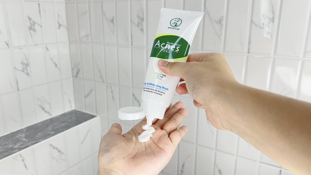 พี่แม้กน้องณฐบอกว่าเริ่ด เราก็จัดสิคะ เรามีโฟมล้างหน้าเวชสำอางของ Mentholatum Acnes Clear & Whitening Wash สูตรนี้ไว้ทั้งที่บ้าน ที่หอ คือชอบมากกก ขอเรียกว่าเป็นโฟมลดสิว ลดรอย ลดการอักเสบเลย น้องที่ทำงานก็ใช้นะ ใช้ดีมาก ช่วยลดการเกิดสิว ผิวสะอาด หลังล้างแล้วผิวไม่แห้งตึง เนื้อโฟมนุ่มมม ไม่มีสารสบู่น้าา อ่อนโยนมาก ต้องมีจริงๆ ราคาดีด้วย 
#ใช้ดีบอกต่อ #ใช้จริงรีวิวจริง #โฟมลดสิวเซเว่น