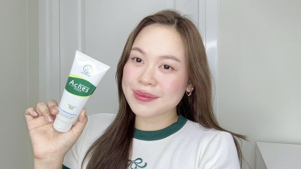 พี่แม้กน้องณฐบอกว่าเริ่ด เราก็จัดสิคะ เรามีโฟมล้างหน้าเวชสำอางของ Mentholatum Acnes Clear & Whitening Wash สูตรนี้ไว้ทั้งที่บ้าน ที่หอ คือชอบมากกก ขอเรียกว่าเป็นโฟมลดสิว ลดรอย ลดการอักเสบเลย น้องที่ทำงานก็ใช้นะ ใช้ดีมาก ช่วยลดการเกิดสิว ผิวสะอาด หลังล้างแล้วผิวไม่แห้งตึง เนื้อโฟมนุ่มมม ไม่มีสารสบู่น้าา อ่อนโยนมาก ต้องมีจริงๆ ราคาดีด้วย 
#ใช้ดีบอกต่อ #ใช้จริงรีวิวจริง #โฟมลดสิวเซเว่น