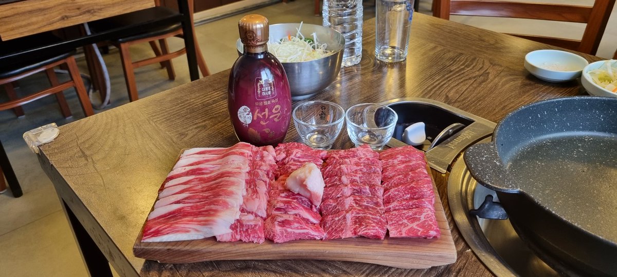 아이와 함께 걷고 먹고
[2025.04.12~13]

봄볕 좋은 날
1년을 기다린 바둑영화, 승부를 보고
오래오래 꽃길 거닐고
함께한 꼬기 ....

늘 이럴순 없겠지만
가끔씩은 꼭 꼭 꼭