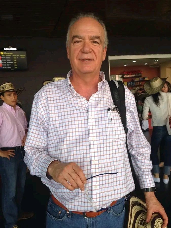 corpades's tweet photo. #Denunciamos 
Desde Corpades expresamos preocupación por el secuestro del empresario Juan Gonzalo Vélez, propietario de Laboratorios Ecar, ocurrido en una zona rural del municipio de #Concordia.
De acuerdo con el reporte oficial, cinco hombres armados irrumpieron en la finca del empresario y se lo llevaron por la fuerza. 
Las autoridades han desplegado un operativo de búsqueda y rescate para dar con su paradero.
Exigimos la inmediata liberación de Vélez y hacemos un llamado para que pueda reunirse con su familia en total libertad.