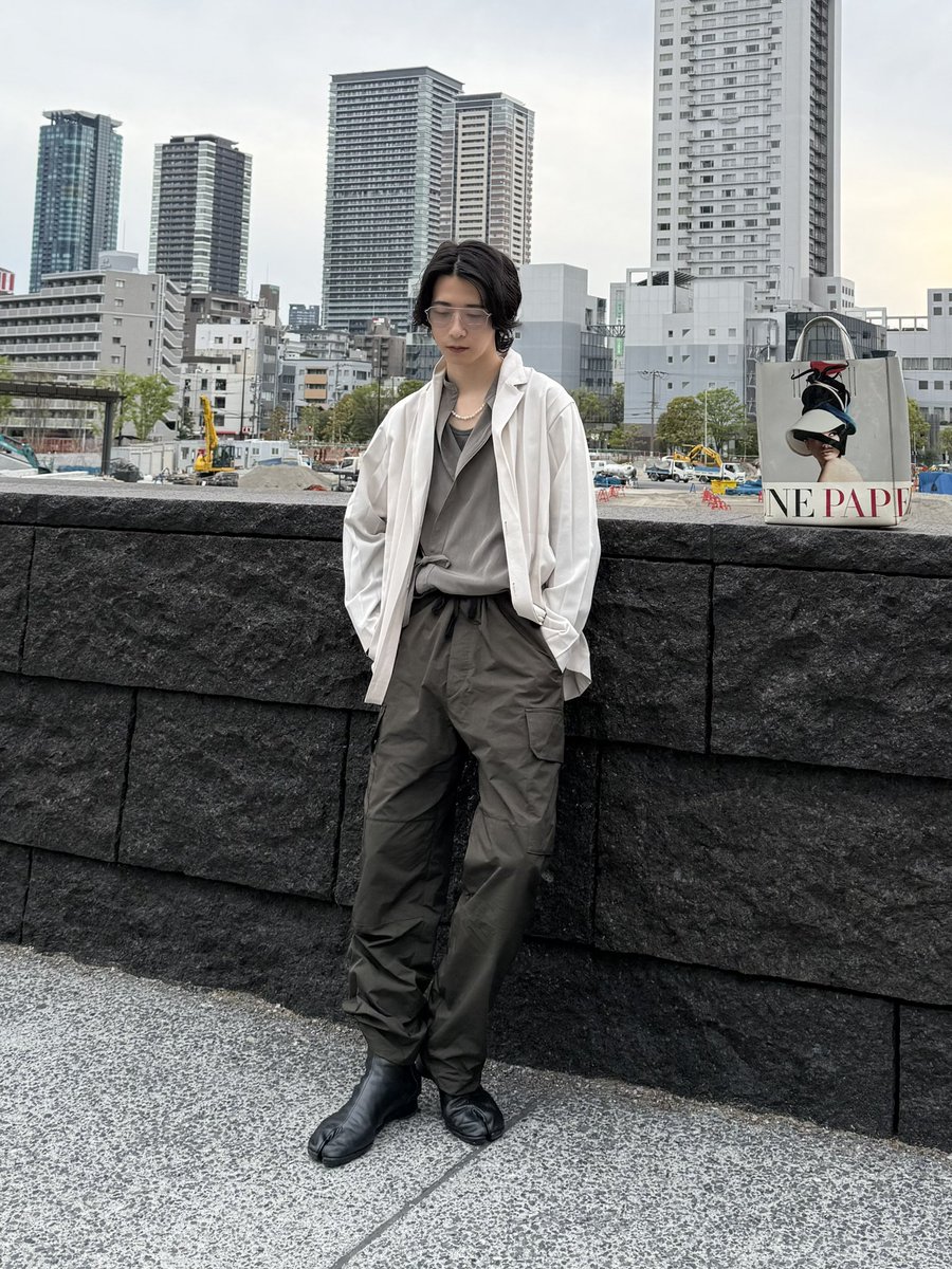 untledgrd's tweet photo. RAINMAKERのドウギシャツが
今の自分の気分過ぎ
カーキのナイロンパンツと合いすぎてる https://t.co/S4kuV7uWlc