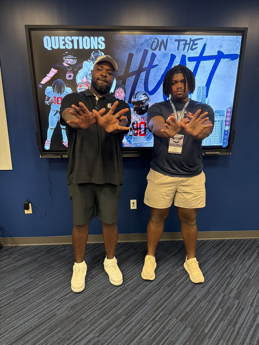 nicholasNIKkemp's tweet photo. Spring game was fun. D line meeting was on fire @CoachTyWarren . Thanks again for the invite @CoachDumont73 
@RiceOwlsFB @RiceFootball @HokaHeyFootball @CoachKirkMartin @CoachMack_MHS @coachhayes23 
#WE https://t.co/UlMRjQwEob