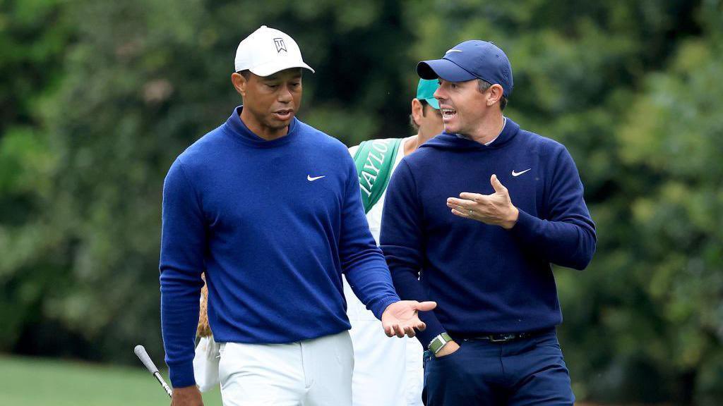 Roanokeseattle's tweet photo. You know the scene where Apollo Creed gifts Rocky the Stars &amp; Stripes boxing trunks before the big fight?

That should be Tiger Woods meeting Rory tomorrow morning in the Clubhouse with a vintage Red Nike shirt to will him to victory. https://t.co/9edsMCi9KV