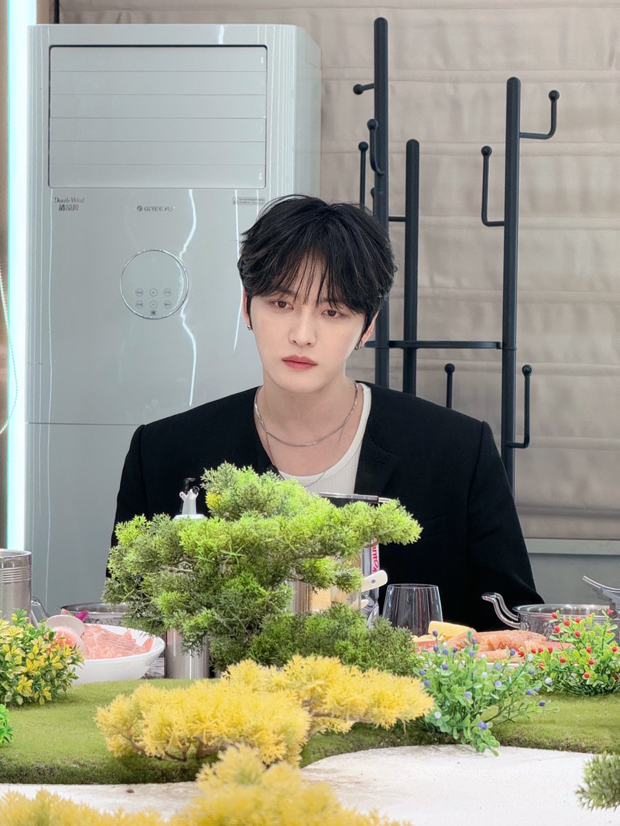 밥기다리다가 뭔생각을햇길래 갑자기 경복궁여시처럼 전생에 황국역사상처음으로,황손을품지못하는패국출신의사내가황귀비에오르는순간을경험한것같은 표정을하고잇는거임