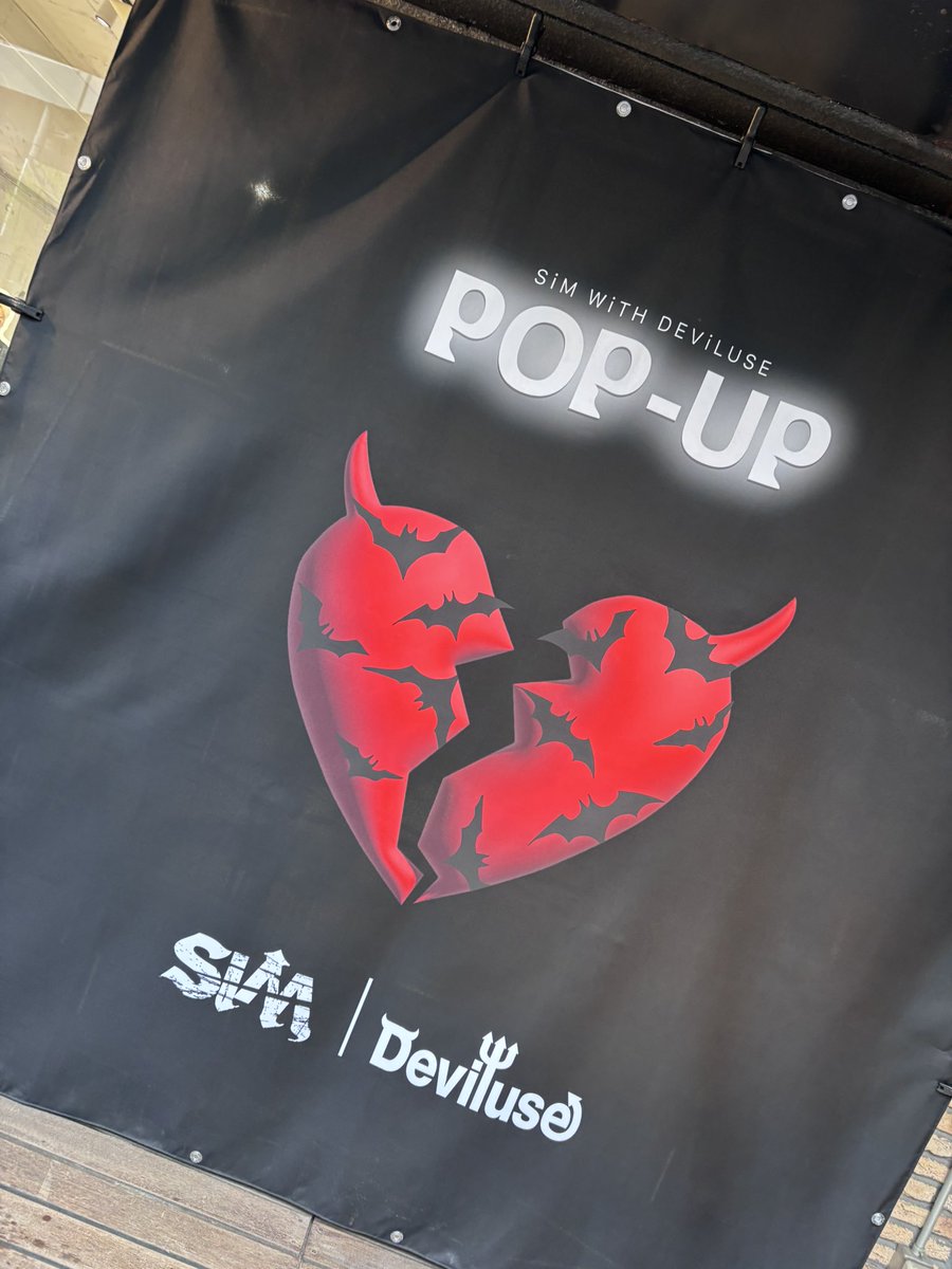 FBSyo's tweet photo. SiM×deviluseコラボ無事買えたし安すぎてびっくりした待ち1時間買い物5分w
しかもガチャ2回で青のラババンともう一種類のラババンでてはぴはぴすぎる…
買ったもの後で写真撮るしかねえ。
@deviluse_com  @flagstore_staff 
#SiMxDeviluse https://t.co/1hBSk3j66W