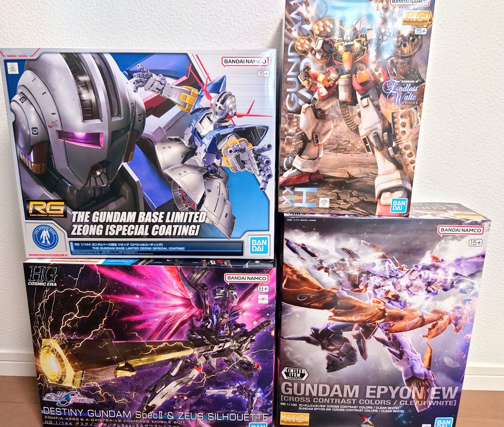ARX_8M9's tweet photo. 昨日買ったガンプラ達です!
子供の分も一緒に買ったので帰りは大変でしたが大満足でした!(贅沢言えばHi-νのチタニウムフィニッシュが欲しかった) https://t.co/LIxWgvTb4U