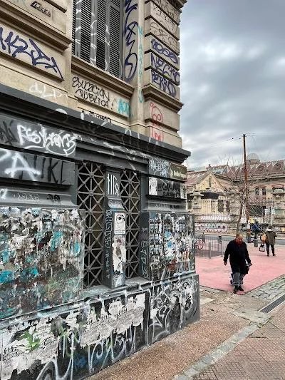 reuruguaya's tweet photo. Los graffitis arruinaron completamente a Montevideo, el vandalismo tiene que ser fiscalizado https://t.co/HhXZ6v9iVJ