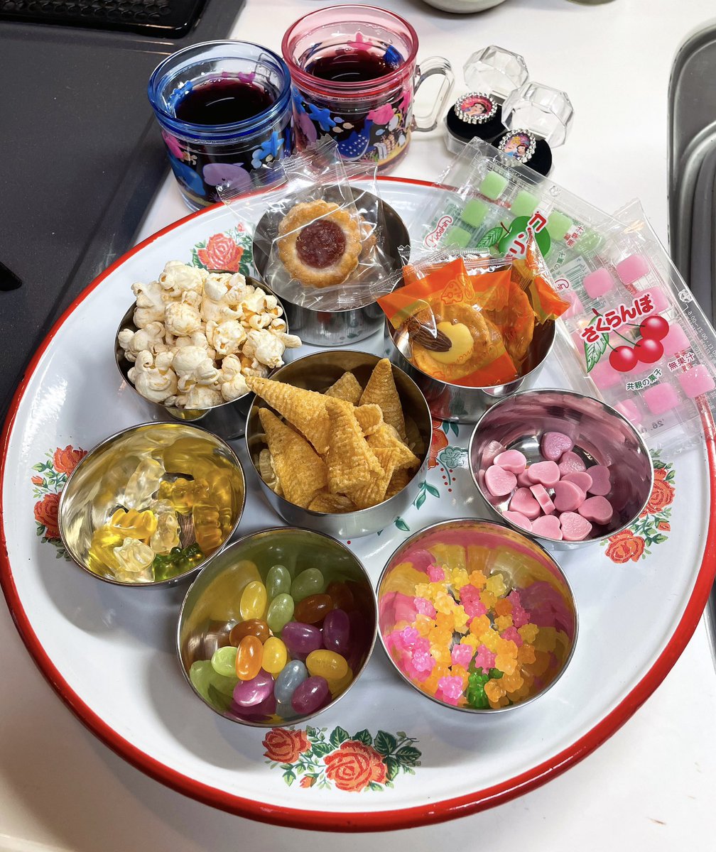 お菓子パーティーしたいと長女にせがまれて用意した🍿🍬🍫🍭🍘うちは日曜日だけは朝からお菓子OKにしてるので、子供にとっては楽しみな曜日になってるみたい。今日は白雪姫とシンデレラの指輪もおまけで付けてあげた💍