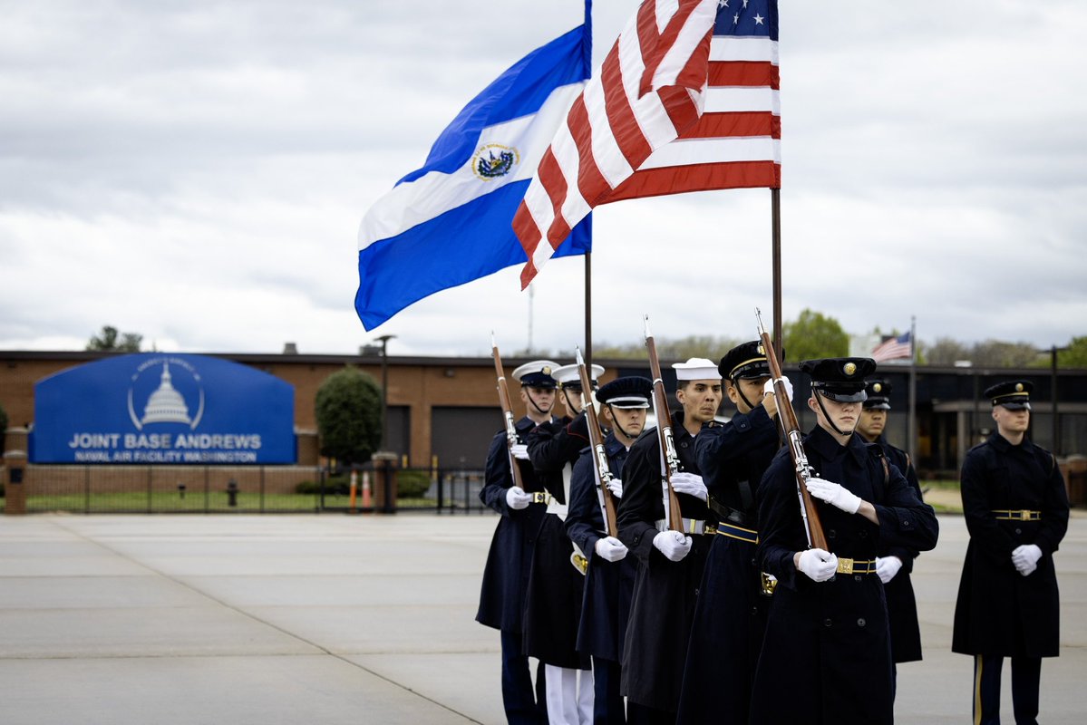 Casa Presidencial 🇸🇻 (@presidenciasv) on Twitter photo El Presidente <a href="/nayibbukele/">Nayib Bukele</a> aterrizó en la Base Militar Joint Base Andrews en Washington D.C. para dar inicio a su Visita Oficial en Estados Unidos.
El próximo lunes 14 de abril el Presidente visitará la Casa Blanca, donde se reunirá con su homólogo Donald Trump <a href="/POTUS/">President Donald J. Trump</a>. 🇺🇸🤝🏻🇸🇻 El Presidente <a href="/nayibbukele/">Nayib Bukele</a> aterrizó en la Base Militar Joint Base Andrews en Washington D.C. para dar inicio a su Visita Oficial en Estados Unidos.
El próximo lunes 14 de abril el Presidente visitará la Casa Blanca, donde se reunirá con su homólogo Donald Trump <a href="/POTUS/">President Donald J. Trump</a>. 🇺🇸🤝🏻🇸🇻