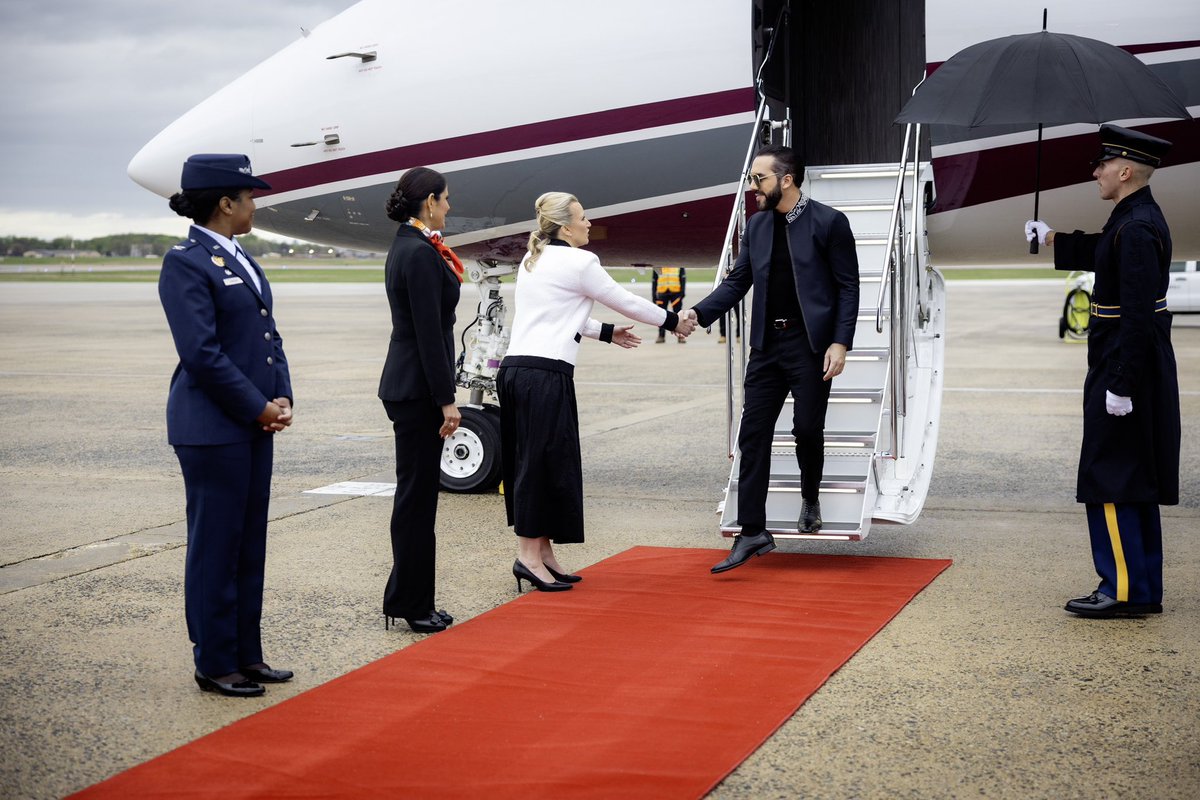 eduardomenoni's tweet image. 🚨| ÚLTIMA HORA: El Presidente @nayibbukele acaba de aterrizar en la Base Militar Joint Base Andrews en Washington D.C. para dar inicio a su Visita Oficial en Estados Unidos. Bukele se reunirá con Donald Trump este 14 de abril. 🇺🇸🇸🇻 ¿Apoya este gran junte patriota?